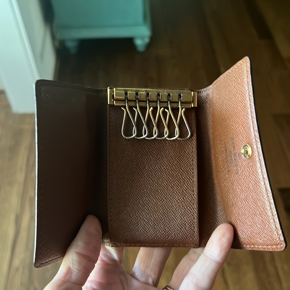 Classic 6 key holder pouch from Louis Vuitton . Snap and canvas great condition - Picture 3 of 4